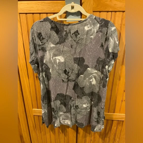 Rock & Republic Black and Gray Floral Short Sleeve Top - Picture 3 of 3